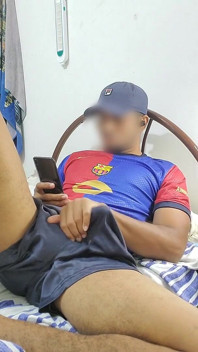 방에서 포르노를 보는 남성