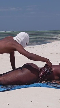 Massage Nackt an Einem Öffentlichen Strand