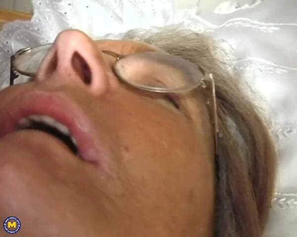 Mature NL: Domácí porno s babičkou