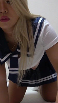 Prsatá opálená japonská surfařka Dívka ve studentské uniformě bez podprsenky, mini sukně, Wedgie Thong kalhotky, ponožky, sexy úklid bytu