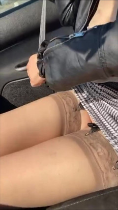 Lady Oups: Lady Oups的微裙和吊带丝袜在车里