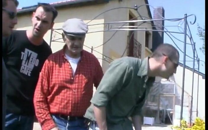 La France a Poil: 1 linda loira loira fodida por 4 voyeurs na grama fresca!