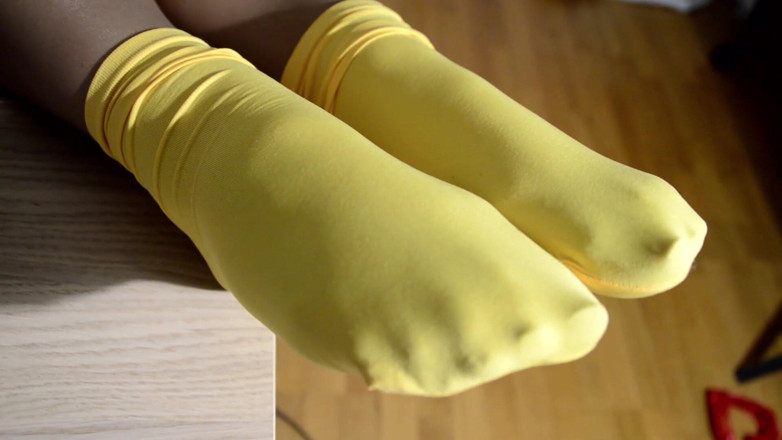 Mistress Legs: Yummy yellow socks