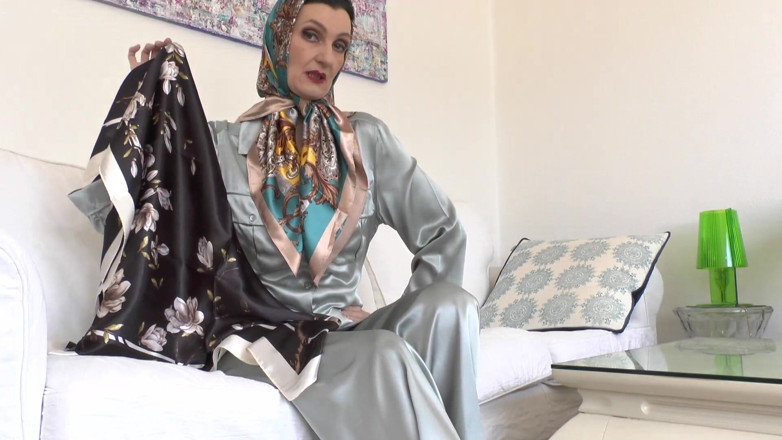 Lady Victoria Valente: Noile eșarfe din satin ale mamei tale vitrege te excită!...