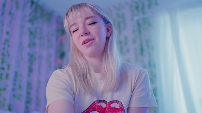 Jolie Lyon: Mẹ kế cho phép con trai kế gọi trong tình...