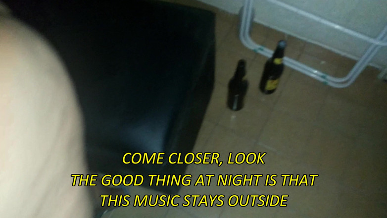 Minhaesposaparaoutro: 4k（受虐狂）人妻在沙发上和好朋友做爱并被大量精液洗澡