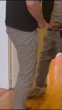 Wanhopige jongen die buiten door zijn huisgenoot wordt achtergelaten, maakt zichzelf nat en neemt dan wraak