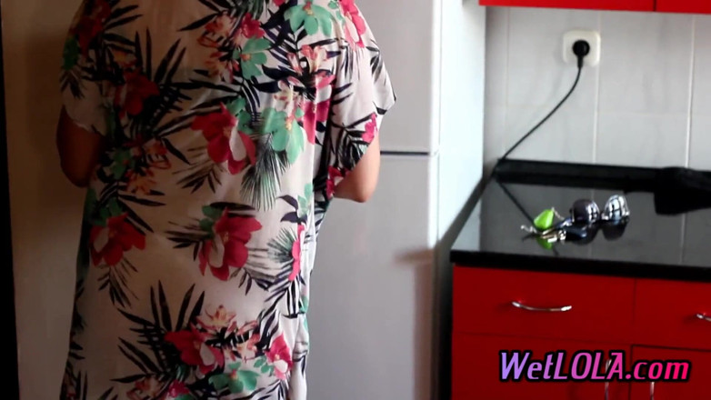 Wet Lola: La donna matura beve succo e pipì su tutto il...