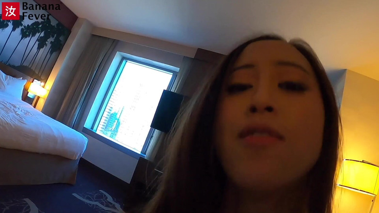 Banana Fever: Het sexig asiatisk abg Alexia Anders går ner på knä...