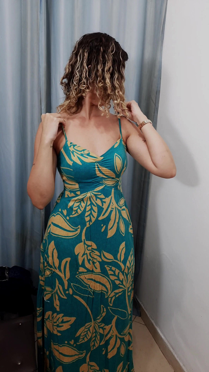 Gabi SweetCouplesStories: Milf heeft seks met een verkoper in de paskamer