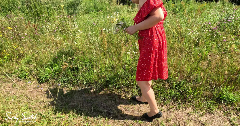 Sandy Switch: 야외에서 펠라하는 시골 소녀