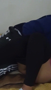 배다른 여동생이 집을 비운 때를 녹음하라고 의붓여동생을 설득했습니다.
