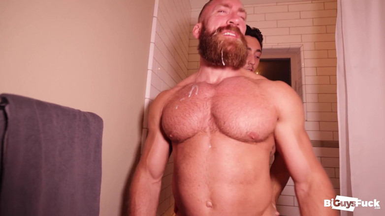 Bi Guys Fuck: Seks threesome biseksual