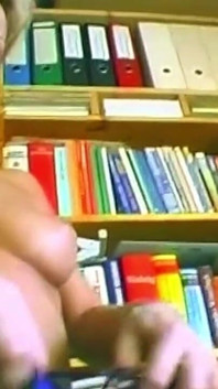 Sarışın kendini parmaklıyor ve sonra cam dildoya biniyor