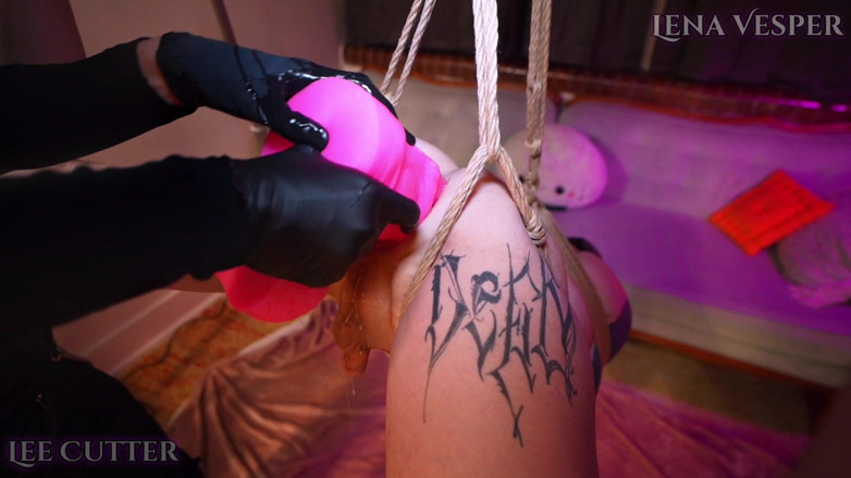 Snake_0rgy: Lena Vesper je svázaná, ošukaná a fistovaná