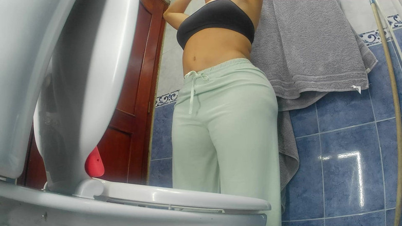 irina69star: Perverzní nevlastní bratr dal kameru do mé koupelny, aby mě...