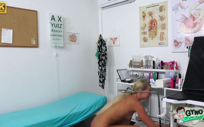Gyno Exclusive: Heiße blondine während der gynäkologie-untersuchung mit fickmaschine zum orgasmus gebracht