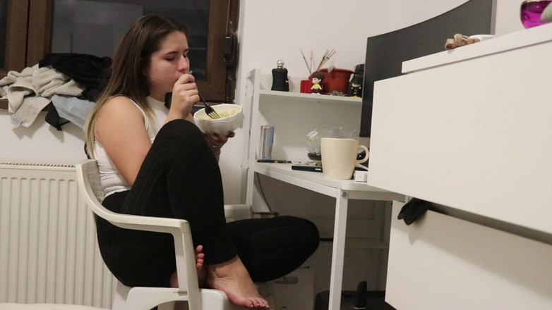 NipsAndStrips: Masamda yemek yerken osuruyor