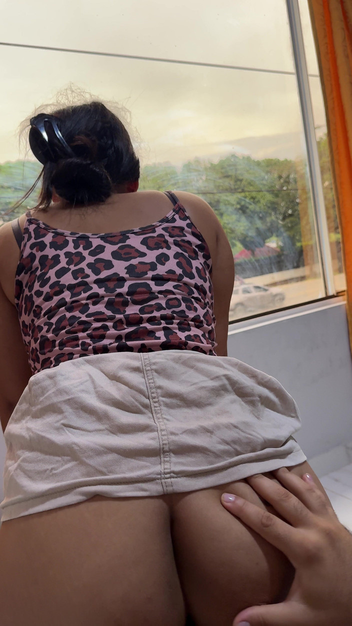 EMY_AND_JONH: Вона любить стрибати на мій член, поки всі проходять повз вікно