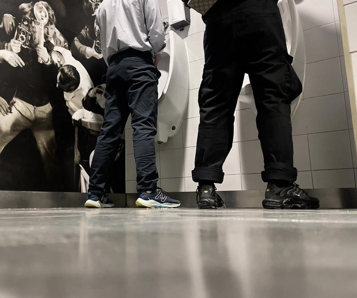 AmateurBoysPissing: En dag på köpcentrumets offentliga toaletter