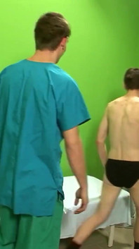 Vídeo exclusivo Bareback: Paciente gostosa com bunda molhada fode no escritório com o médico