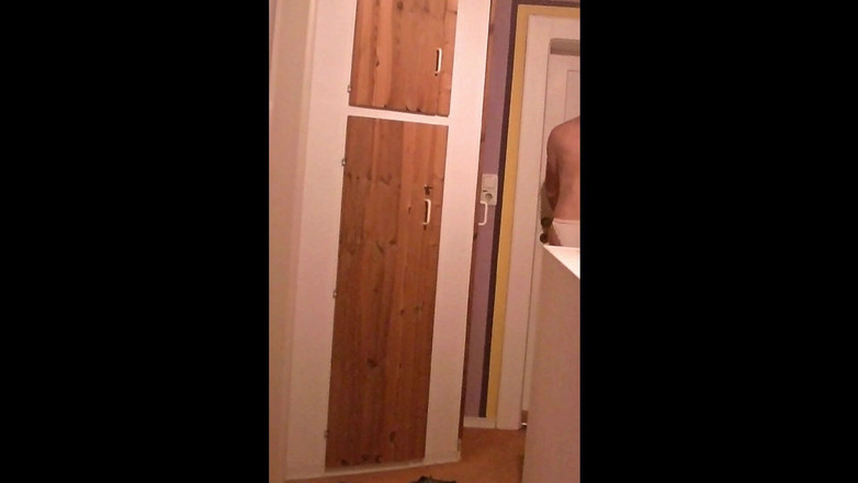 Mark Hannes: Si masturba con una gobba nel letto con lo svestito