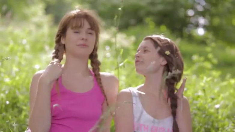 Lesbian Stories: Schattige tieners likt en vingeren elkaars natte kutjes