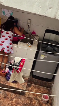 De buurvrouw wordt door haar buurman bekeken om kleren te wassen