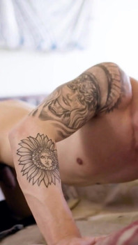 Heteroflexible - Horny Twink Des Irez Wants to Have Fun with Muscular Bear Dilf