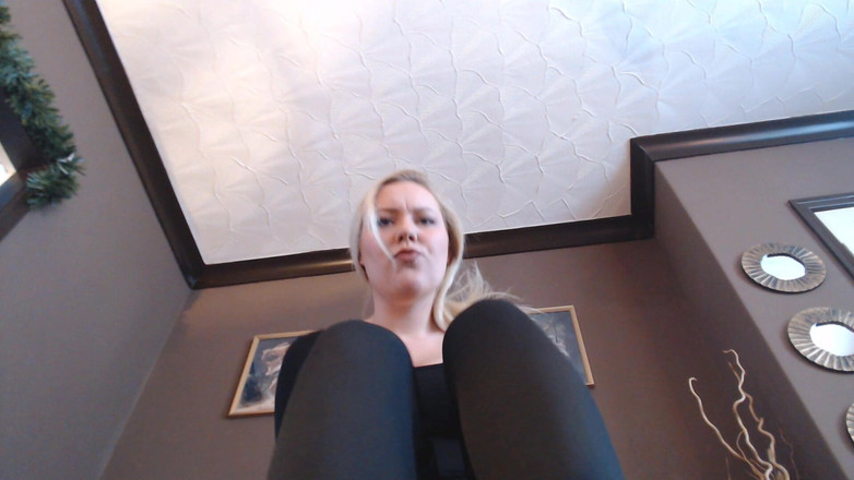 Ripley sweet studio: Giantess dělá otroka, aby vyčistil boty