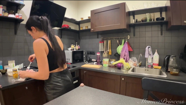 Princess Monica: Basah dari membersihkan, lapar dari memasak, kotor selepas makan