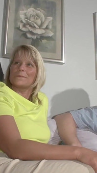 Pareja milfs y esposo llaman para una película de trío de sexo caliente
