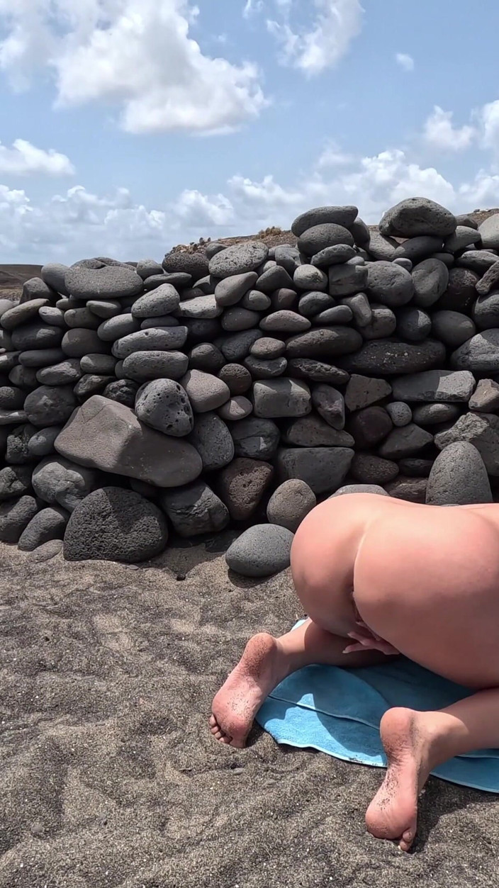 Emma Voyeur: Masturbazione a Pecorina All'aperto in Spiaggia