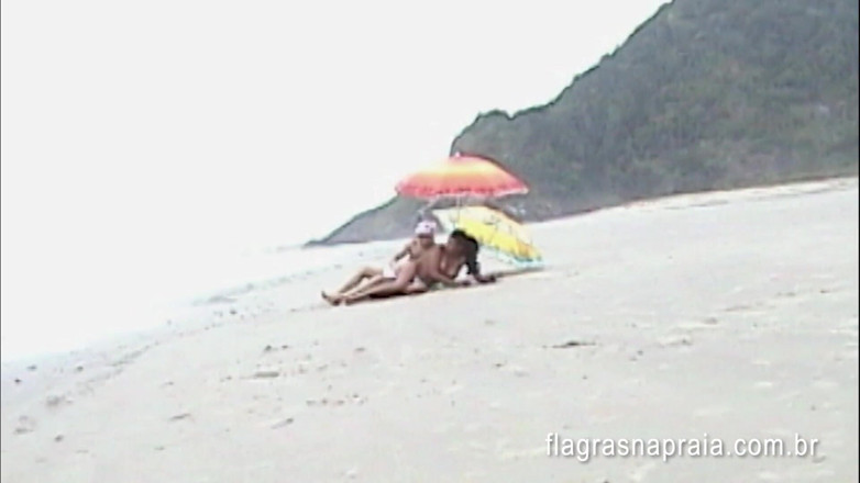 Amateurs videos: Brazilian couple records video having sex on the beach