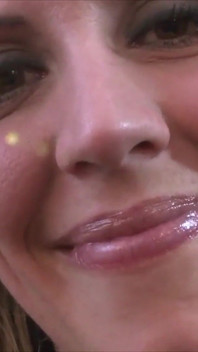 Kya Dakota, femeie de afaceri sexy vrea să se fută