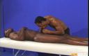 Gay Diaries: 黒男はベッドの上でSpreadeagle位置にタイトなお尻を持つ友人を前髪