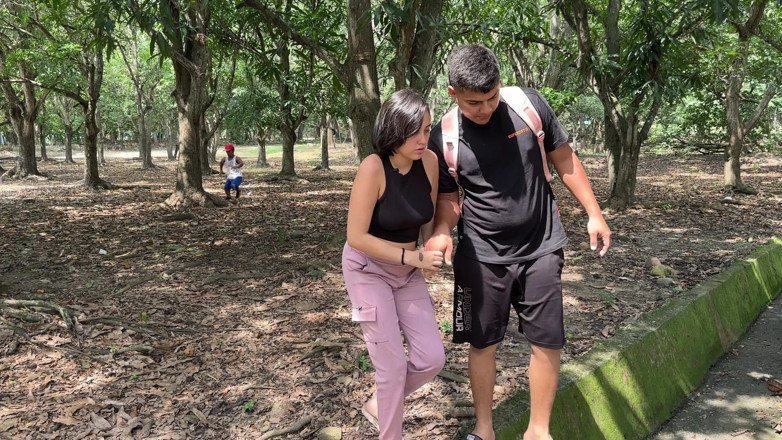 ManuelaAlvarez: Erangan Di Hutan: Saya Melihat Sepasang Pasangan Memberikan Hard Outdoor...