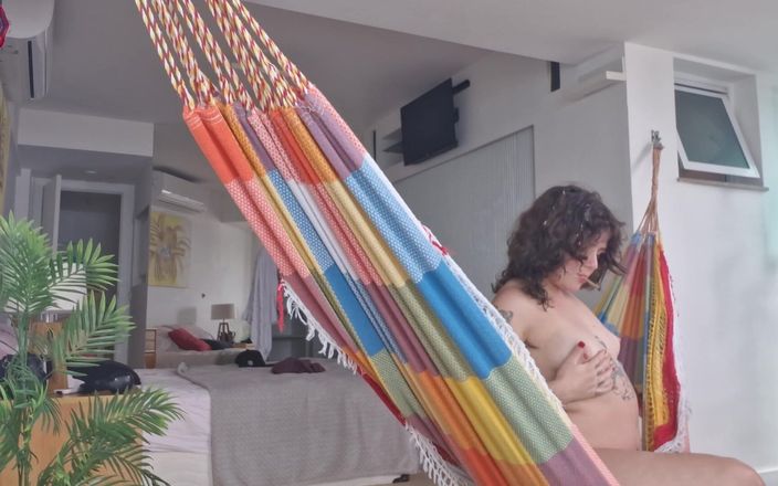 Candy Kush: La ragazza con culo grosso e allattamento si mostra dalla...