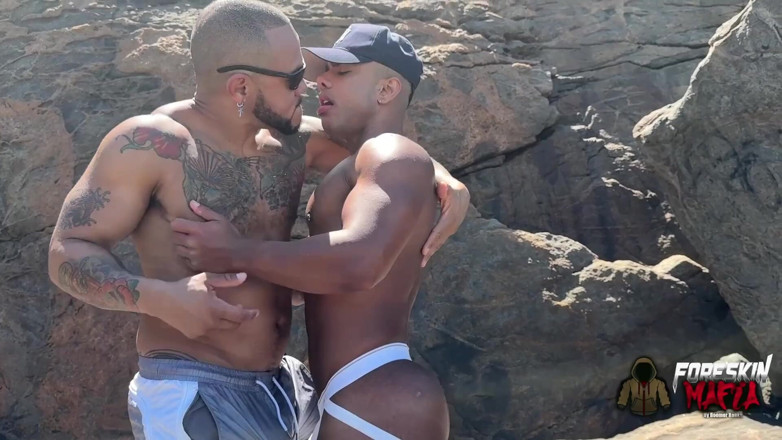 ForeSkinMafia By Boomer Banks: ビーチで捕まった大きな太ったノーカットチンポが筋肉のお尻を繁殖させる