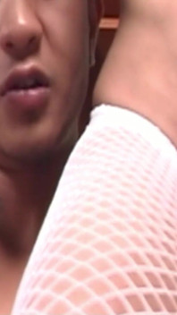 Azjatycka Ladyboy w pończochach uprawia swój pierwszy seks analny
