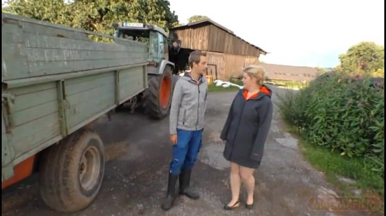 Magmafilm: Tânărul fermier îi arată prietenului său ferma și membrului său