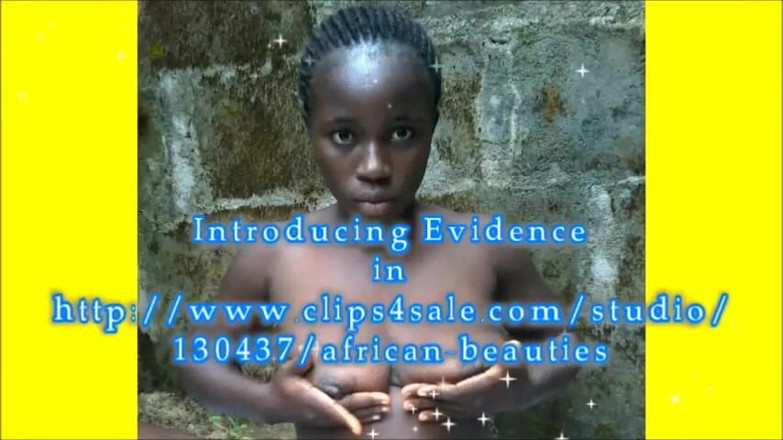 African Beauties: Draußen waschen und pinkeln
