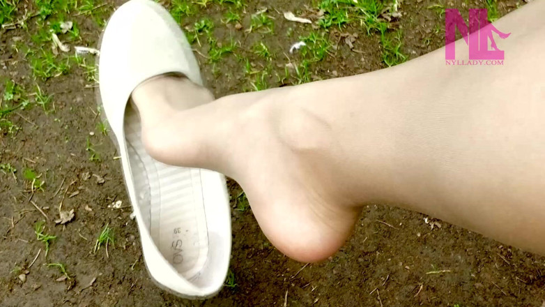 Nyllady: Light Dangling and Shoeplay in Cream Flats in the Park