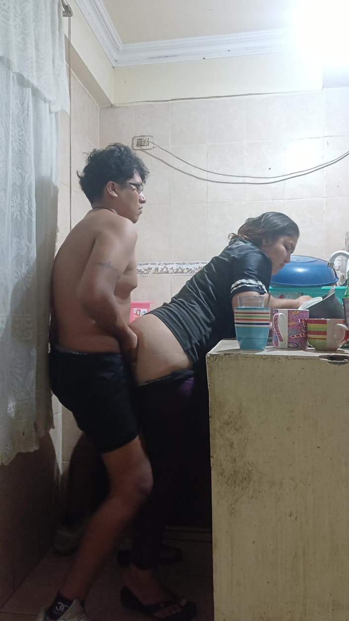 Eatrella j: मैं रसोई घर में अपनी सौतेली बहन को चोदता हूं, मेरी आंटी लगभग हमें ढूंढती है