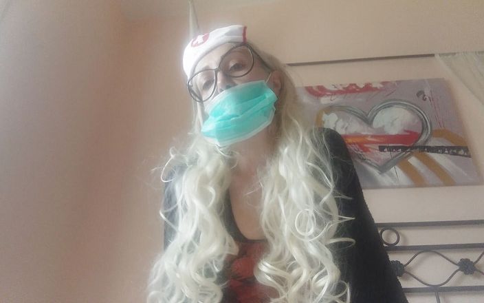 Savannah fetish dream: Enfermeira gostosa tenta novos supositórios