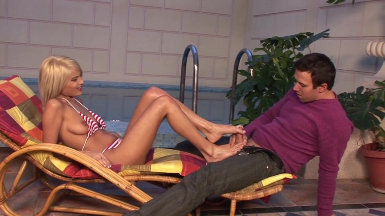 UK Babes: Pretty girl plays with her feet