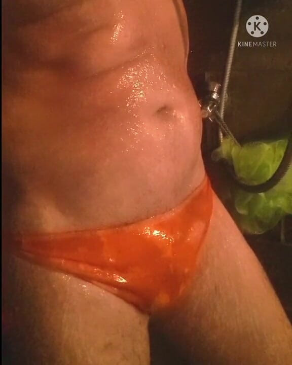 Madaussiehere: Sexy oranje bikinibroekje komt met mij klaar onder de douche