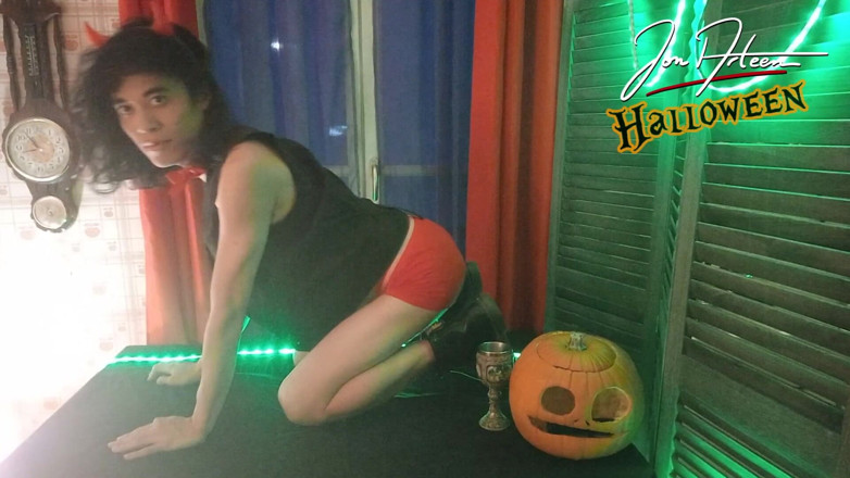 Jon Arteen: Twink Devil Jon Arteen robi halloweenowy striptiz, Crossdresses, pokazuje gładką...