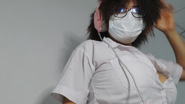 NEGRITA SEXY: Krásná zralá studentka předvádí svůj pupek a krátkou sukni