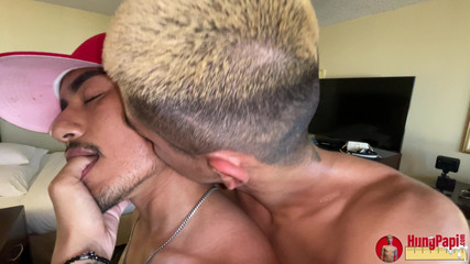 Hung Papi: Hung Papi Chulo Thug Genç Ikizler Tarafından Sikiliyor Sert Anal...